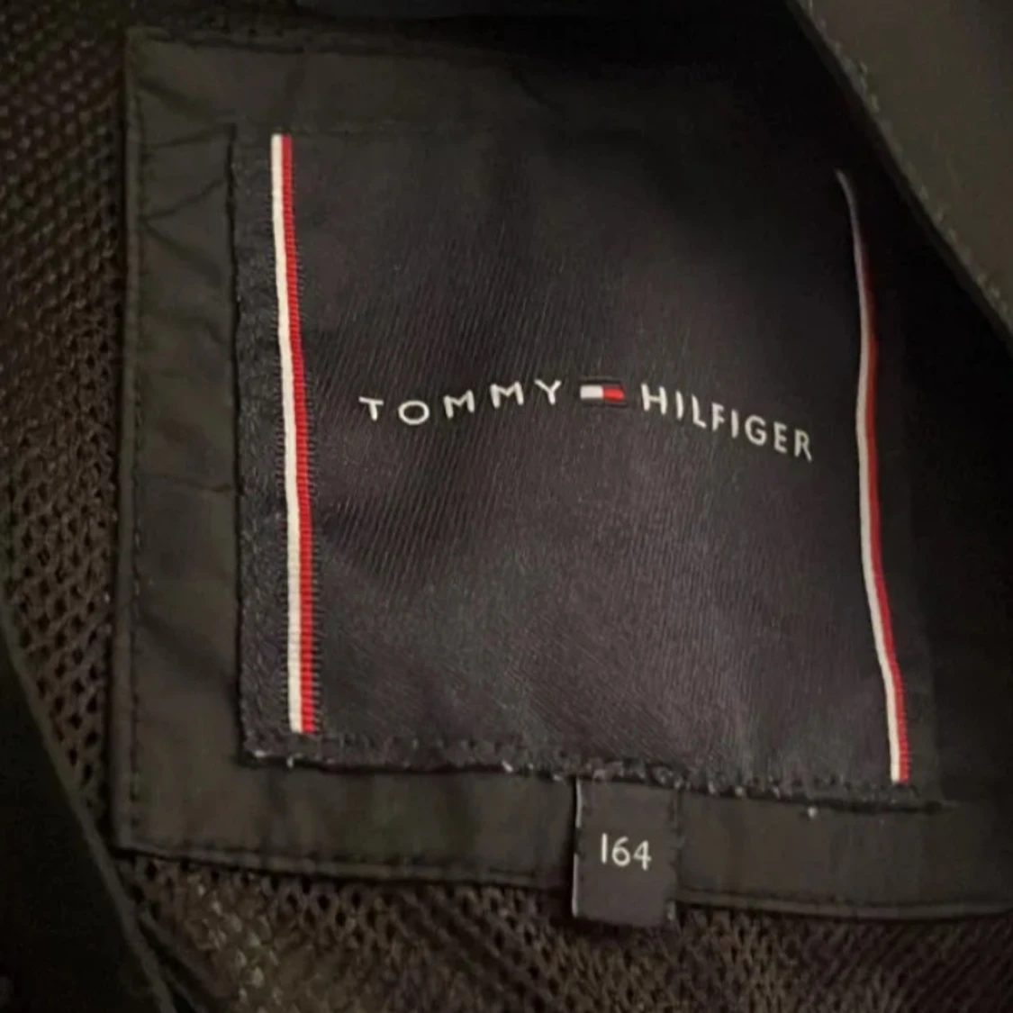 Svart vindjacka från Tommy Hilfiger - 1