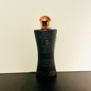 Black Emotion Eau de Parfum 100 ml - Snygg Eau de Parfum i svart flaska med kopparfärgat lock. Perfekt för dig som vill sticka ut med en stilren och modern parfym på hyllan. Volym och ingredienser syns ej på bilderna. 100 ml och aldrig använd.  Enbart öppnad ur förpackning. 