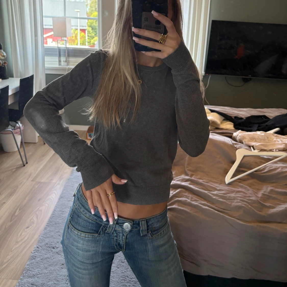 Mörkgrå stickad tröja med rund hals