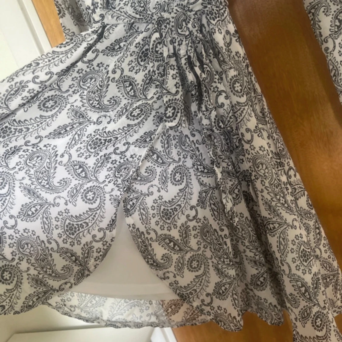 Vit paisleymönstrad klänning NLY Trend - 2