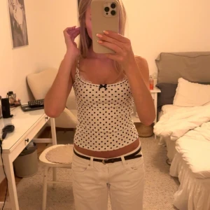 Vit prickig linnetopp med rosett - Jättesött brandy liknade linne🥰🥰🥰