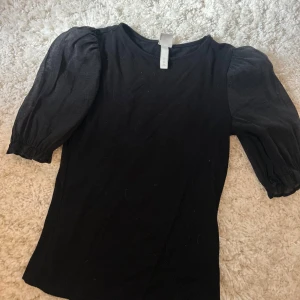 Svart topp med mesh armar  - Så fin topp ifårn hm sitter så fint och är jätte skön🥰