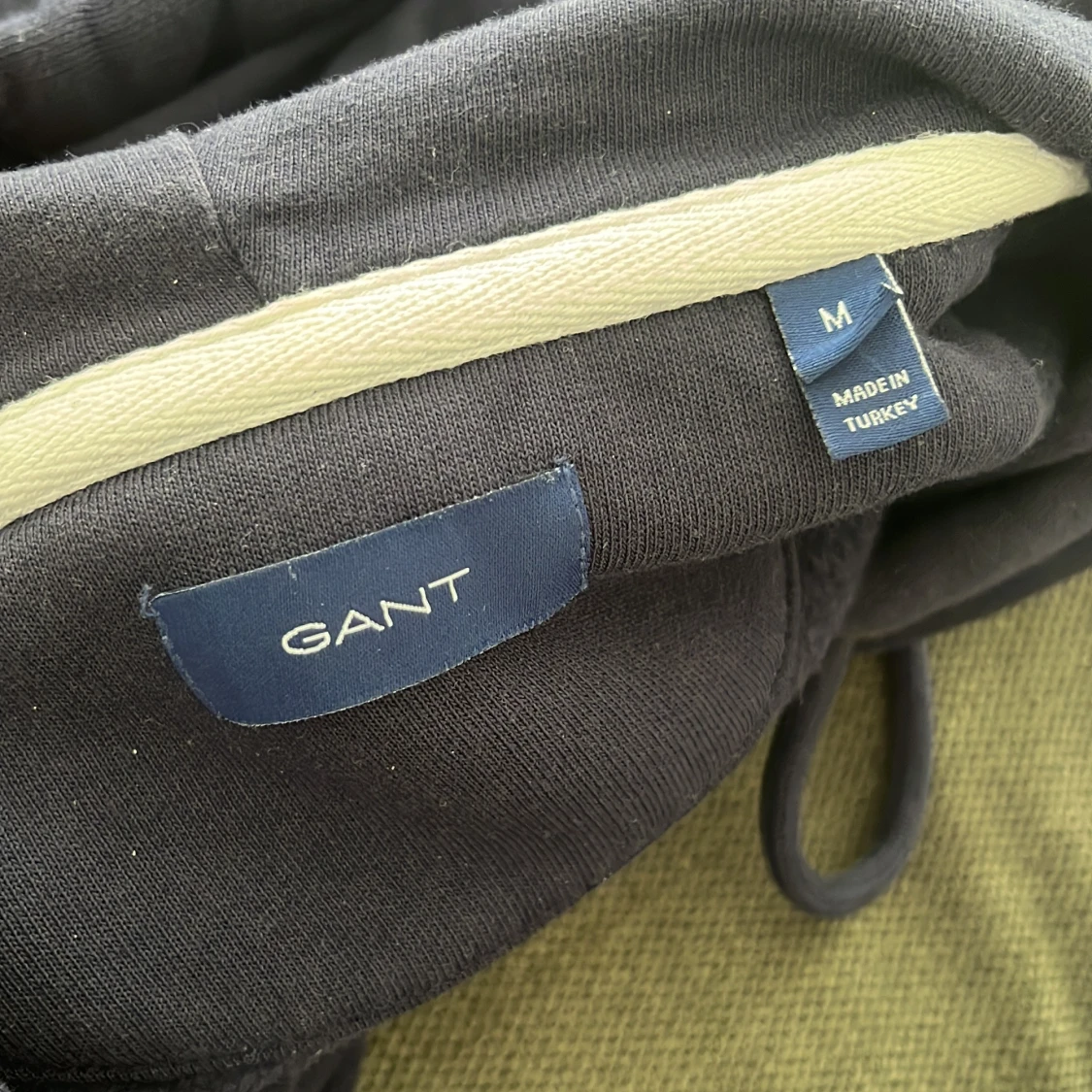 Marinblå hoodie från GANT med brodyr - 3