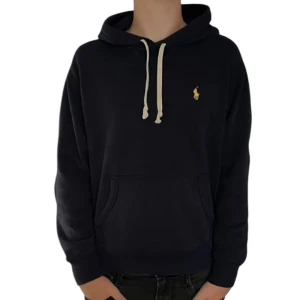 Ralph lauren hoodie - Säljer en Ralph lauren hoodie Riktigt bra skick  Storlek s och killen på bild är 175cm Skriv om ni har några frågor🤝