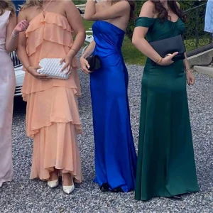 Blå axelbandslös långklänning - Säljer min fantastiska balklänning! Den är endast använd 1 kväll och har inga synliga defekter 🥰Skriv gärna för frågor eller fler bilder! Nypris ca 1500kr