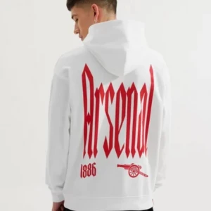 Vit Arsenal hoodie med röd print - Säljer en vit hoodie från Arsenal med stor röd Arsenal-logga och årtalet 1886 på ryggen samt kanonmotiv. Framsidan har diskret text 'North London Classic'. Den är helt ny. Skulle vara present till pappa men för liten såklart. Storlek M men lite overzise. Perfekt present till fotbollsnördar 🤪
