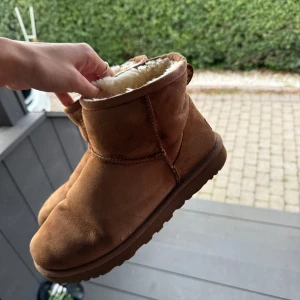 Bruna Uggs - Säljer mina uggs. Har använd dem mycket men har tagit hand om dem bra. Köptes förra året. Pris kan diskuteras!