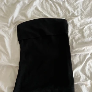Svart bandeau topp - Aldrig använd , stretchig med dragkedja på sidan