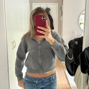 Stickad zip hood från Zara storlek S - Stickad zip hood från Zara storlek i storlek 164 men passar mig som har storlek S. Tröjan är i jättebra skick!