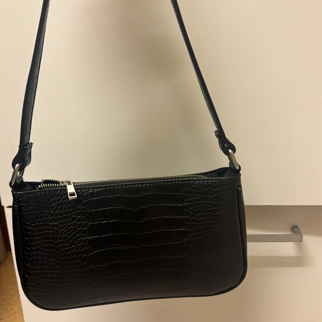 Svart axelväska i croco-imitation - 1
