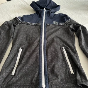 Maya delorez  - Maya delorez tjocktröja i storlek Small. Jättefint skick, inga skador! 350 kr🙂 Jag har även Maya delorez ridbyxor i storlek Small som är använda 3 gånger max, så inprincip nyskick. 400 kr🙂 Skriv PM vid SERIÖST intresse 