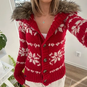 Abercrombie & fitch y2k kofta med päls - En kofta med päls från Abercrombie & fitch i storlek XL (KIDS) ~ XS. Tröjan bedöms vara i mycket fint skick. Jag skickar ditt köp inom 24h. Se liknande zip i min profil! 