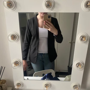 Kavaj - Säljer nu denna snygga svarta kavaj då den ej används längre! 