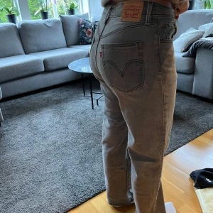 Grå Levis 501 jeans straight fit - Säljer ett par grå Levis 501 jeans med klassisk straight fit och hög midja. Jeansen har fem fickor, Levis-patch bak och röd logotagg. 