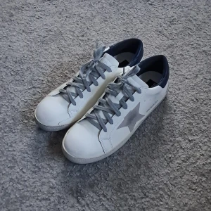 Golden goose skor - Sjukt snygga aldrig använda golden goose skor i storlek 42. Skriv vid frågor och självklart öppen för prisförslag💫