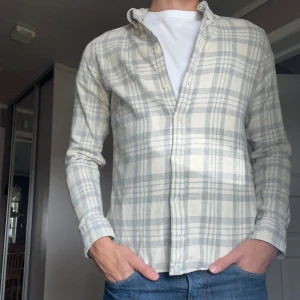 Ralph Lauren skjorta flanell  - En Ralph Lauren skjorta i tunn flanell. Är en M men passar som S. Skriv om du har frågor!
