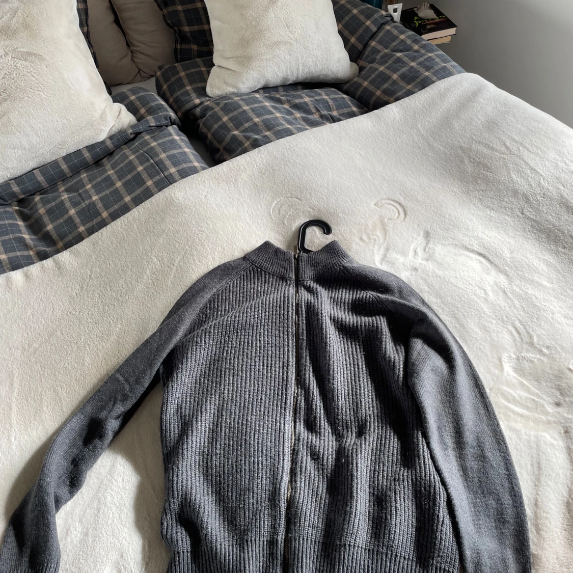 Mörkgrå stickad kofta med dragkedja - 1