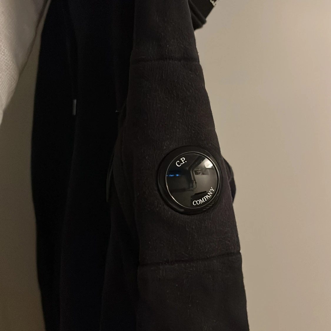 Svart hoodie från C.P. Company - 3