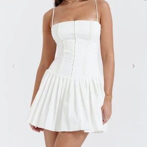 SÖKER!!!!💕💕💕 - SÖKER denna klänning ifrån House of CB (eller liknande) i storlek M💕💕Modellen heter Marcy. Jag är väldigt intresserad☺️