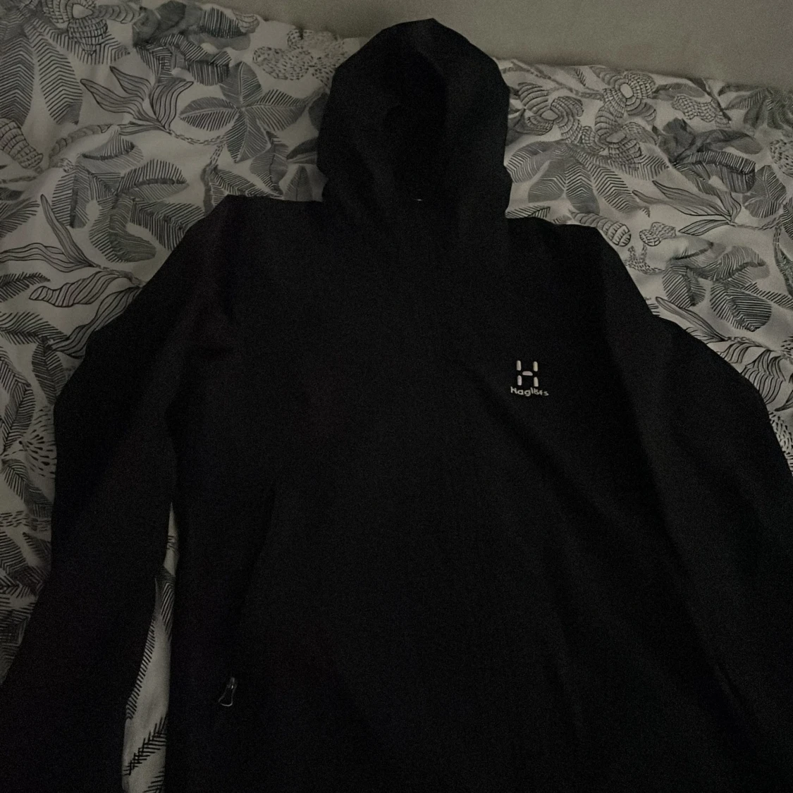 Svart vindjacka från Haglöfs med huva