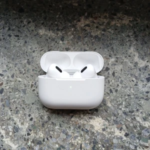 AirPods Pro - Säljer ett par Apple AirPods Pro med laddningsetui. Hörlurarna är i gott skick med endast mindre tecken på normalt bruk. Aktiv brusreducering, trådlös laddning och bekväm passform. Perfekt för musik, samtal och träning. Fungerar utmärkt.