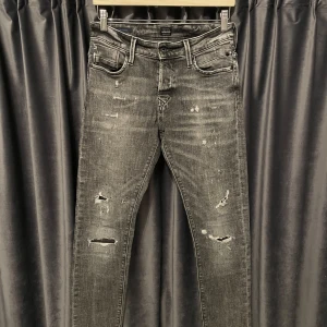 Jack&jones slim Glenn  - Jack&jones jeans - gråsvart - skick 9/10, otroligt fint skick! - stl 29/32 - modell: slim Glenn - skriv om ni vill ha mått 📏- sjukt feta slitningar, och även lite lite färgstänk i svart här och där. Dessa går inte att få tag på längre! - nypris: 1299kr - hör av er vid frågor eller fler bilder🙌i