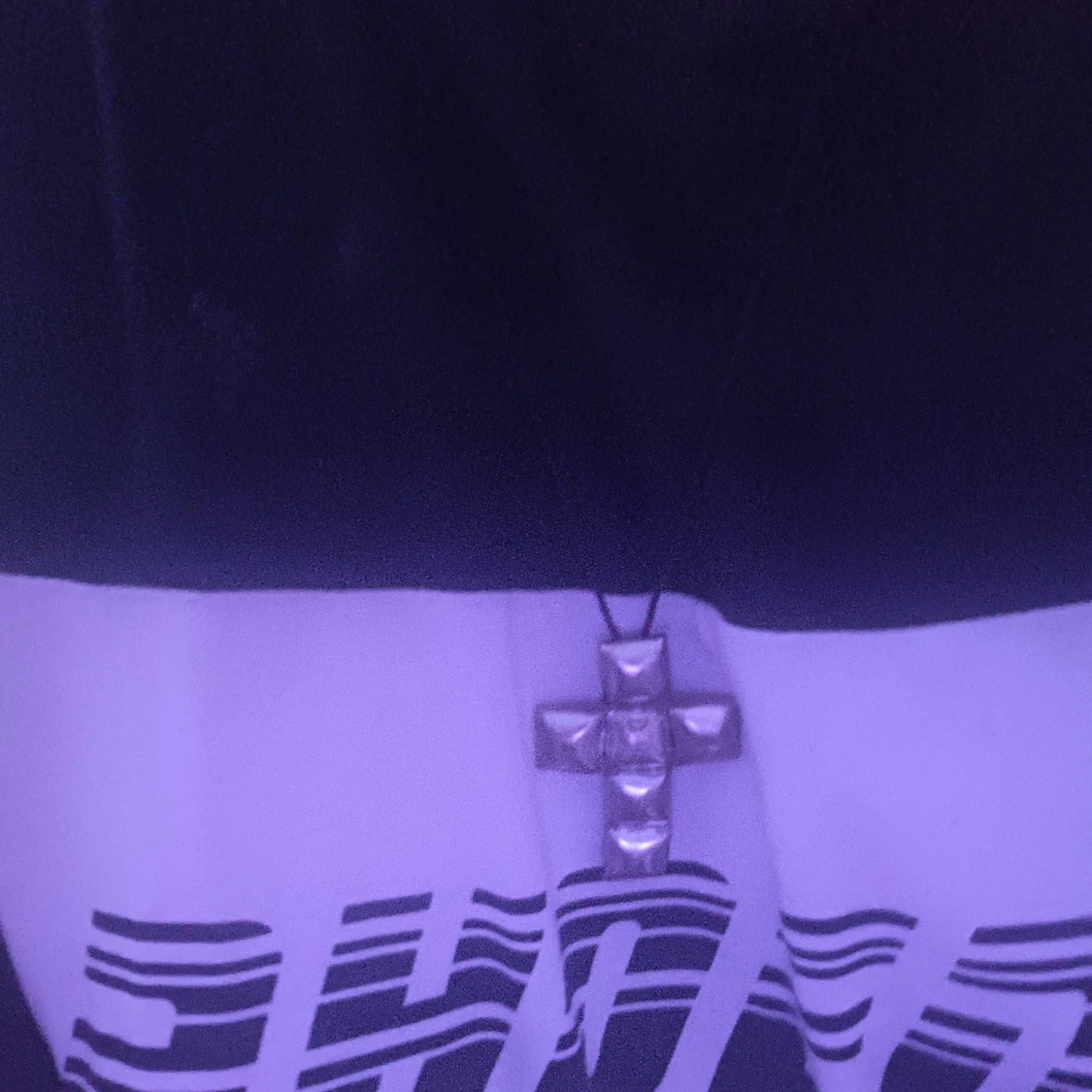 Silvrigt korshalsband med nitar - 2