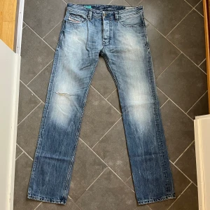 Diesel jeans - Diesel jeans med slitningar i modellen SAFADO, storlek W30 L32, skriv vid funderingar🙌