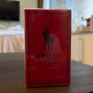 Polo Red Eau de Toilette 75ml - Polo Red från Ralph Lauren, 75 ml Eau de Toilette.  Inköpt på kicks för 900kr 
