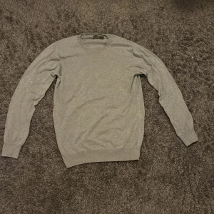 Grå tröja från Oscar Jacobson - Storlek/S, skick 9/10