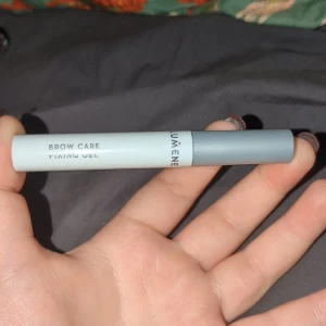 Lumene Brow Gel & Serum duo 5 ml - Säljer två produkter från Lumene: en ljusblå Brow Care Fixing Gel för att forma och fixera brynen, samt ett Overnight Care Lash & Eyebrow Serum i matchande tub för vård av fransar och bryn. Smidig applikator och stilren design. Ordinarie pris 200 styck, båda för 150, 1 för 100. Helt oanvända!