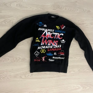 Svart sweatshirt Dsquared2 Arctic Twins - Dsquared 2 tröja köpt på NK för några år sen. Storlek S. Oanvänd pgv storleken för liten.