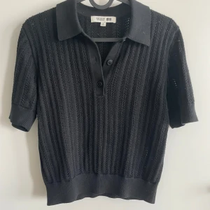 Svart stickad pikétröja Uniqlo  - Svart stickad pikétröja från Uniqlo x Comptoir des Cotonniers i storlek S (men passar mer XS). Endast använt en gång, säljer vidare då den inte riktigt passar min stil 🙏🥰