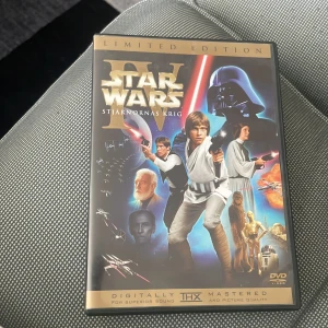 Star Wars IV: Stjärnornas Krig (A New Hope) - Upplev den episka starten på Star Wars-sagan! Denna limited edition innehåller både filmen och en bonusdisc. Perfekt för dig som älskar rymdäventyr, ikoniska hjältar och klassiska dueller mellan gott och ont. En kultklassiker för alla sci-fi-fans!