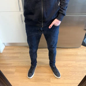 Tiger of Sweden Evolve Jeans Marinblå W31 L34 - Säljer ett par sjukt snygga Tiger of Sweden Evolve jeans i storlek W31/L34. Modellen är 184cm & 63kg. Hör av dig vid funderingar!🤩