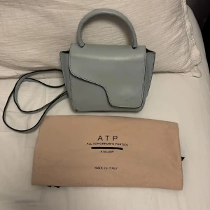 ATP väska  - Snygg ljusblå handväska från ATP Atelier med stilren design och unikt utseende. Tänker inte gå ner i priset mer 