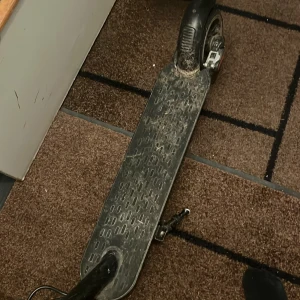 Elscooter 25 km - Stilren elscooter med tydlig digital display som visar hastighet och batterinivå. Utrustad med stöd och robusta handtag. Viss smuts som jag kan tvätta och normalt slitage på fotplattan, men i gott bruksskick. Perfekt för smidig pendling i stan.