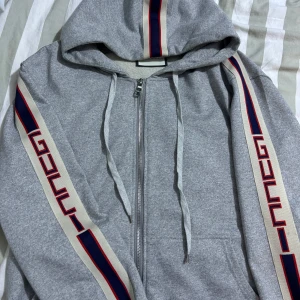 Grå hoodie från Gucci med dragkedja - Säljer en grå hoodie från Gucci skit bra skick storlek M passar S 