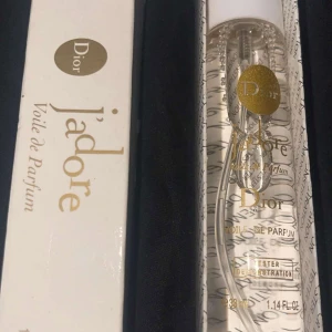 Dior J'adore Voile de Parfum - J'adore Voile de Parfum från Dior, 33 ml. Snygg och stilren flaska som passar perfekt för dig som vill ha något exklusivt i din samling. Testerversion.