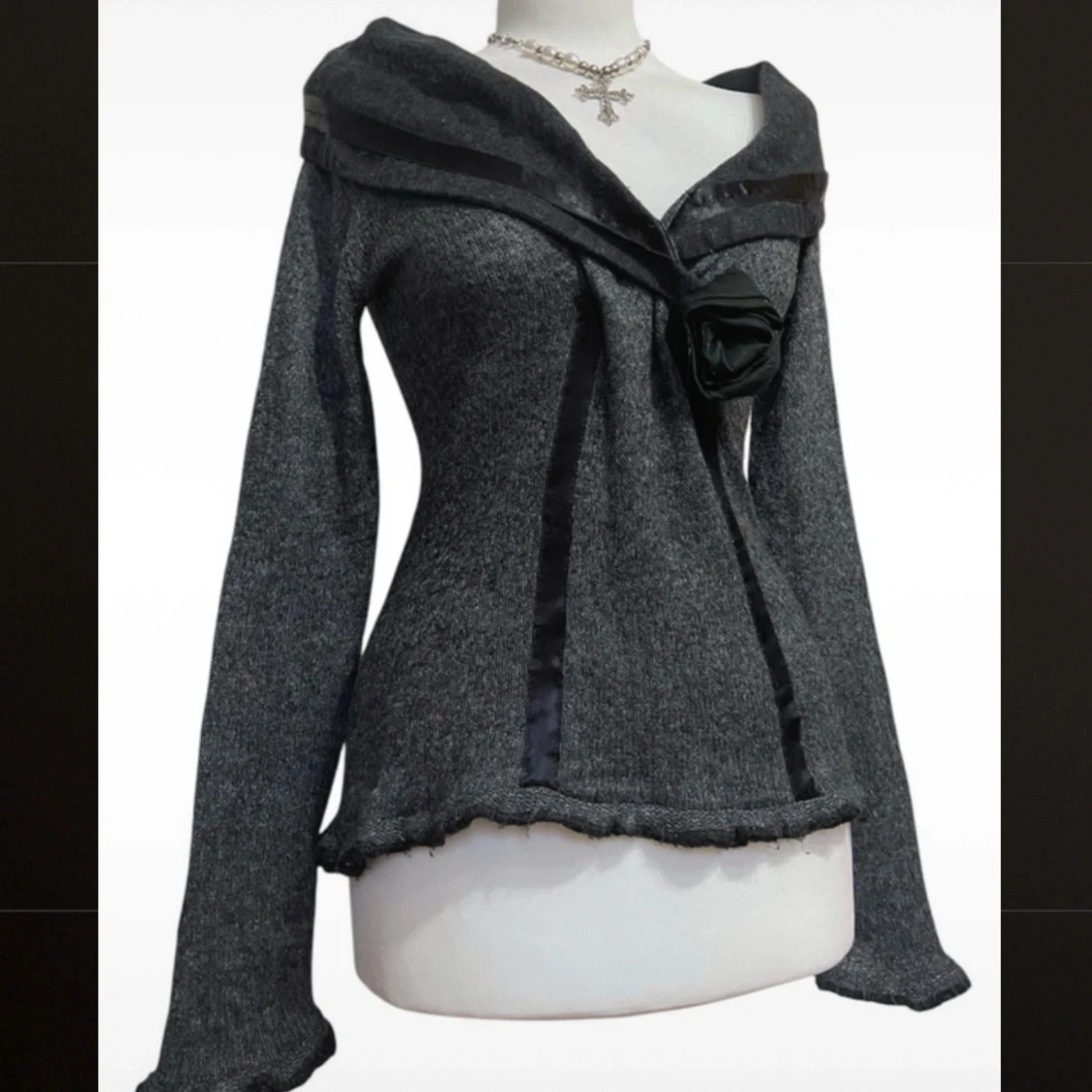 Grå stickad tröja med rosettdetalj - 1