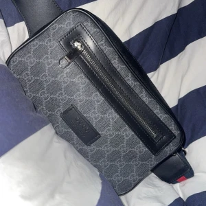 Gucci väska - Fräsch o fin använd kanske 5 gånger vid frågor och funderingar skriv!