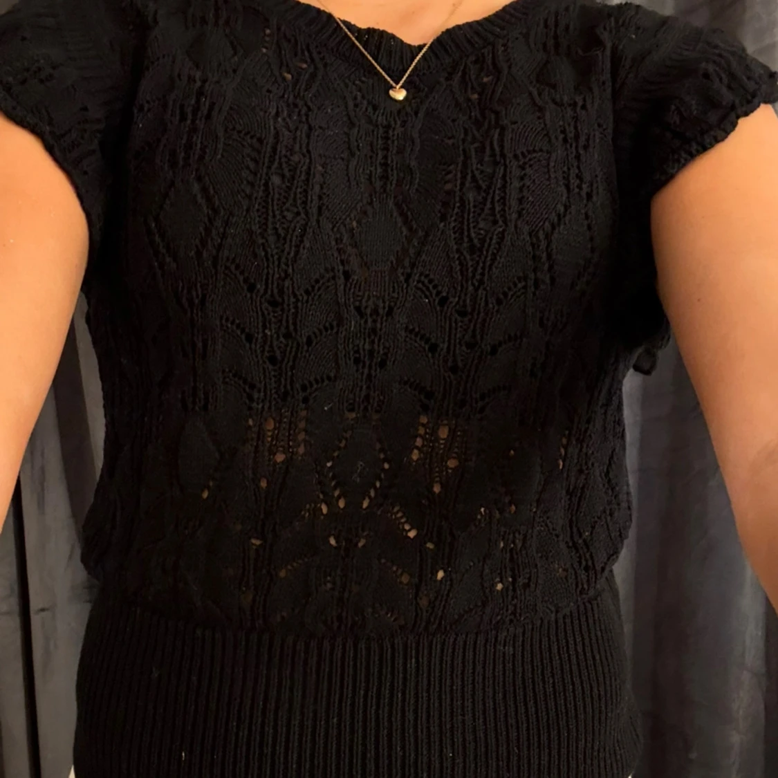 Svart stickad topp med spetsmönster