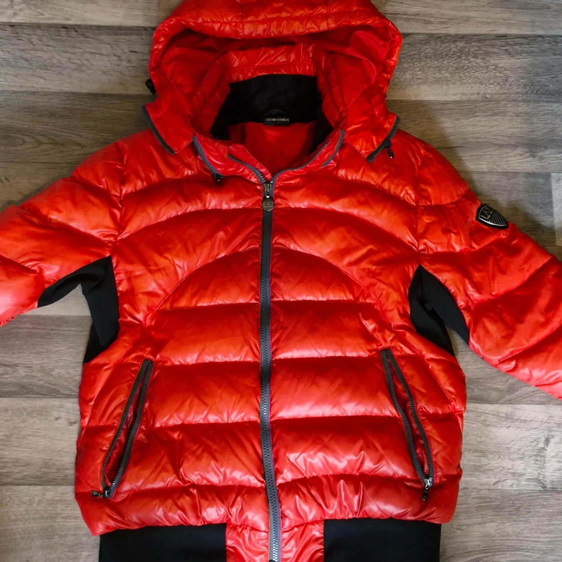 Röd pufferjacka från EA7 Emporio Armani