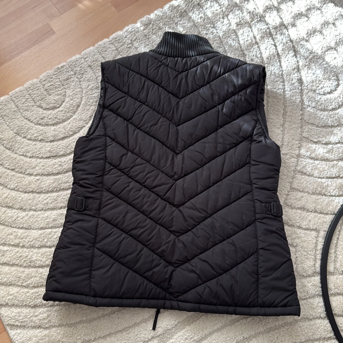 Svart quiltad dunväst från Joy - 4