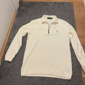  Ralph Lauren half zip M - Säljer en oanvänd Ralph lauren half zip i storlek M! Den passar även S skulle jag säga! Den är kräm/vit färgad. Tar emot byten om ni har nått bra. Skriv om ni har frågor. 
