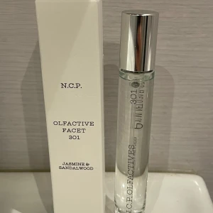N.C.P. Olfactive Facet 301 Parfym - Modern parfym med jasmin, vita blommor och krämig sandelträ. Floral doftfamilj. Ingredienser: Alcohol Denat., Aqua, Parfum, Butyl Methoxydibenzoylmethane, Ethylhexyl Methoxycinnamate, Ethylhexyl Salicylate, Benzyl Salicylate, Hydroxycitronellal. Testat ett sprut.