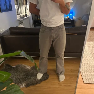 Gråa straight leg jeans - Gråa jeans med snygg avslappnad fit, storlek e33 L32, skicket är som på bilden🙌🏼👍🏼