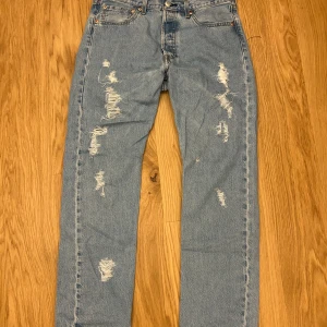Levi's 501 crash denim:) W32 L30 - Ljusblå Levi's 501 jeans med klassisk rak passform egen gjorda slitningar. Passar dig som gillar vintage vibe.