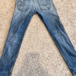 Replay ljusblå slitna jeans herr - Säljer ett par jeans från replay. Använda få tal gånger.         Stolek e 32/32 men   Passar typ 28/29 i bred