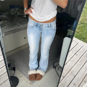 Lågmidjade jeans - Jättefina ljusblå jeans som tyvärr inte passar💗💗 det är bra längd på mig som är 164cm